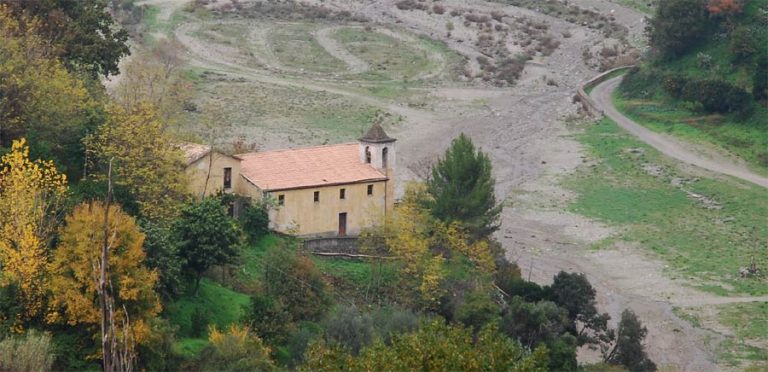 Il Santuario di Crochi "Nome Santissimo di Maria" Il Santuario di Crochi "Nome Santissimo di Maria"